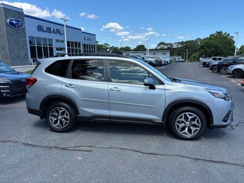 Used 2023 Subaru Forester Premium AWD/4WD image 2