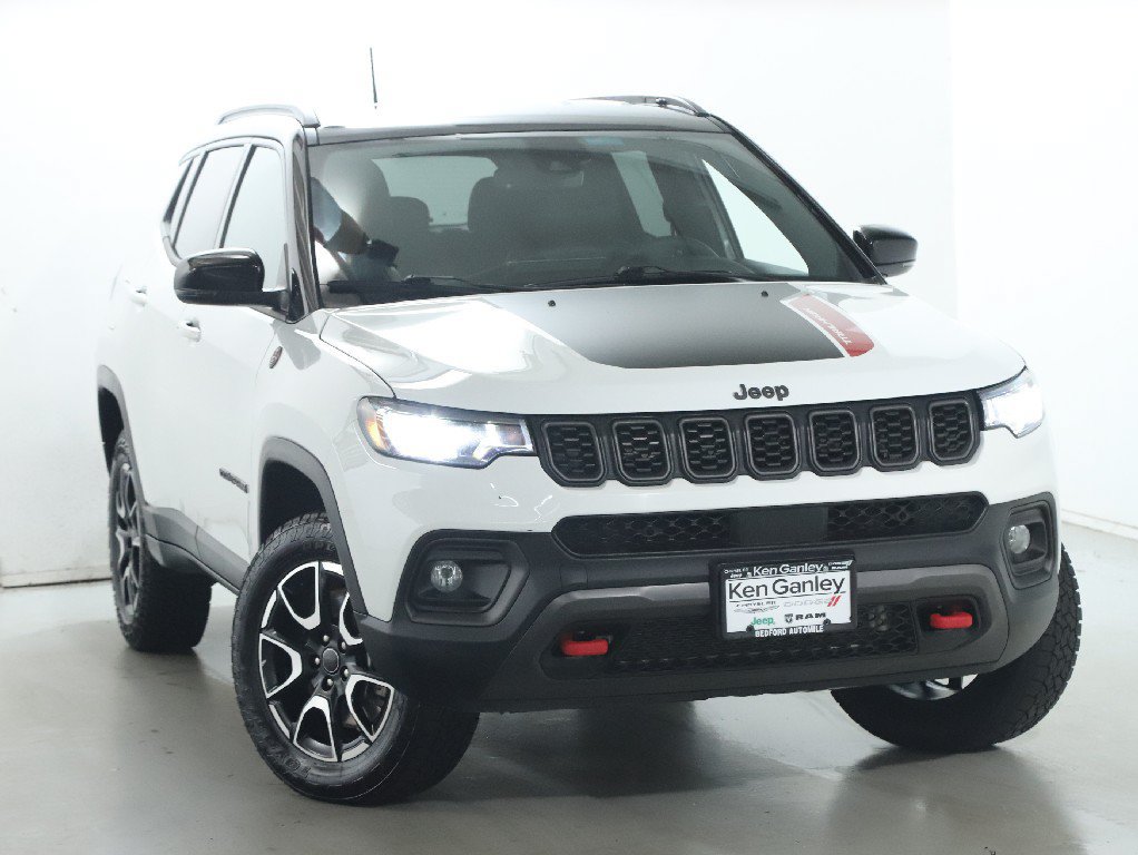 Used 2025 Jeep Compass Trailhawk AWD/4WD image 2