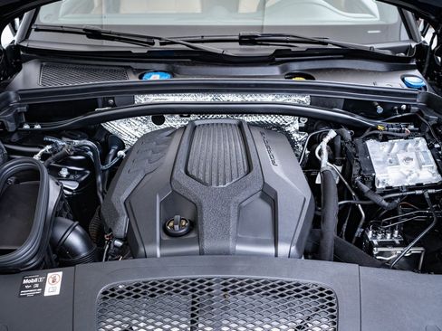 Certified 2025 Porsche Macan image 39