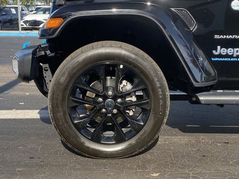 Used 2024 Jeep Wrangler Unlimited Sahara w/ Technology Group image 10