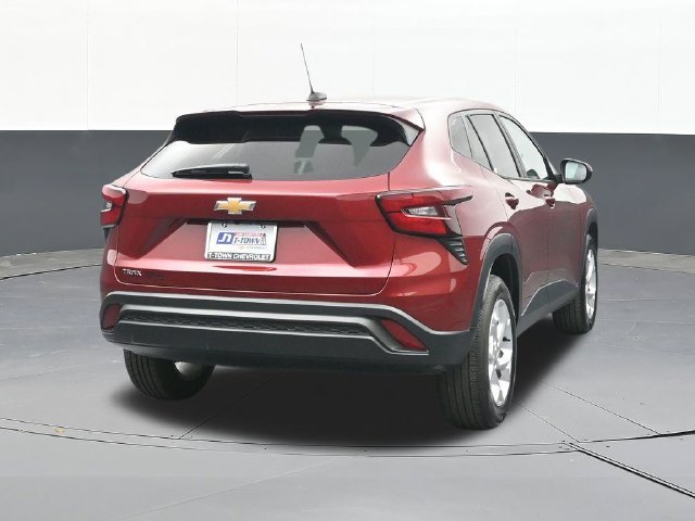 Used 2024 Chevrolet Trax LS w/ LS Convenience Package FWD image 12
