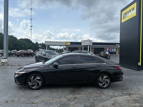 Used 2025 Hyundai Elantra SEL FWD image 1