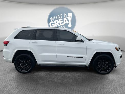 Used 2020 Jeep Grand Cherokee Altitude image 2