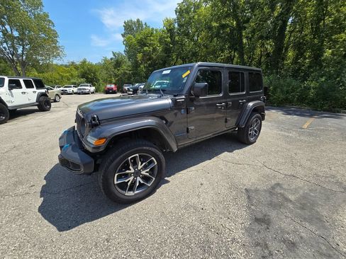 Used 2024 Jeep Wrangler Unlimited w/ Convenience Group AWD/4WD image 2