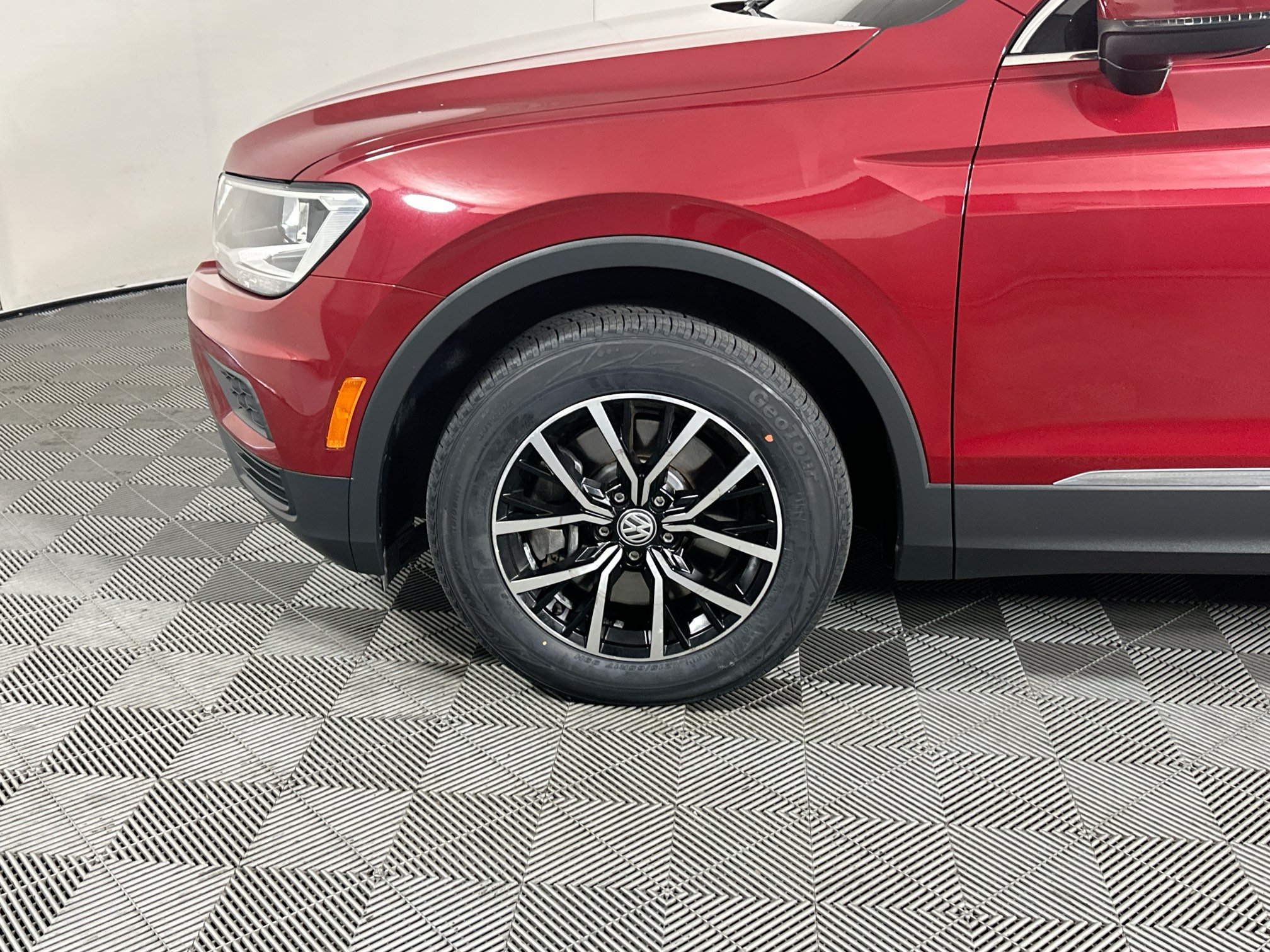 Used 2021 Volkswagen Tiguan SE w/ Panoramic Sunroof Package FWD image 11