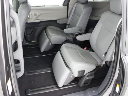 Used 2024 Toyota Sienna Limited FWD image 30