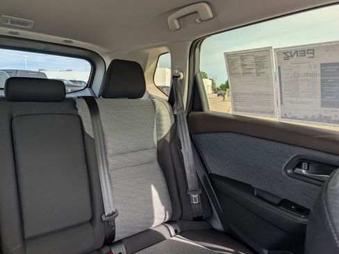 Used 2023 Nissan Rogue SV AWD/4WD image 14