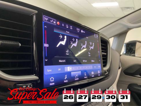 Used 2024 Chrysler Pacifica Touring-L image 27