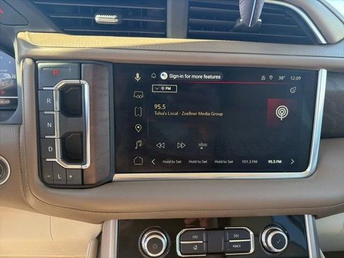 Used 2022 GMC Yukon XL Denali w/ Denali Premium Package AWD/4WD image 9