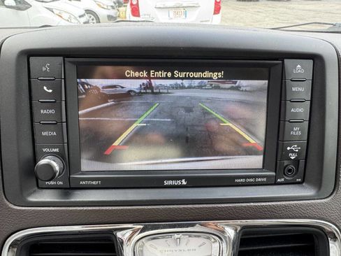 Used 2014 Chrysler Town & Country Touring-L image 24