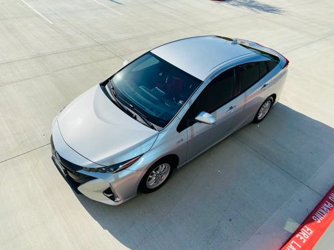 Used 2022 Toyota Prius Prime Limited FWD image 16