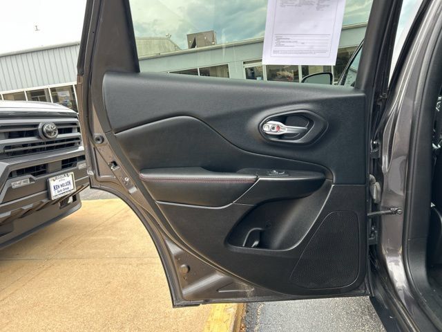 Used 2019 Jeep Cherokee Trailhawk AWD/4WD image 21