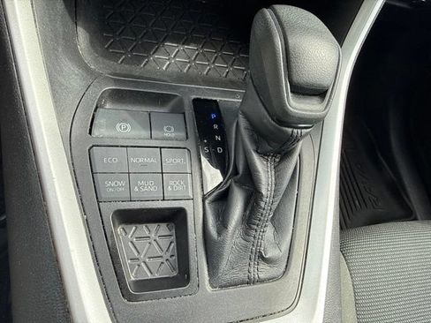 Used 2022 Toyota RAV4 LE AWD/4WD image 19