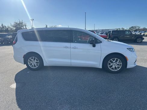 Used 2024 Chrysler Pacifica Touring-L image 4