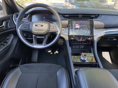 Certified 2023 Jeep Grand Cherokee Altitude AWD/4WD image 11