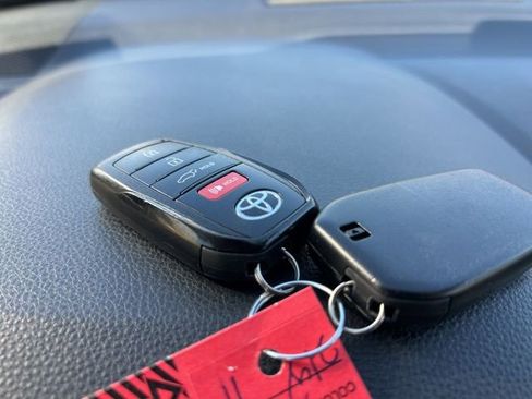 Used 2022 Toyota Corolla Cross XLE w/ Convenience Package image 23