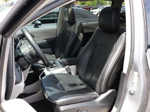 Used 2018 Chrysler Pacifica Limited FWD image 11