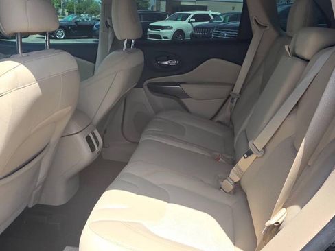 Used 2020 Jeep Cherokee Latitude w/ Safety Group AWD/4WD image 16