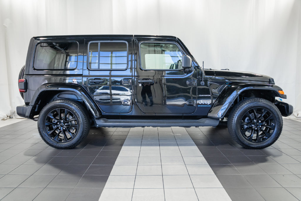 Used 2023 Jeep Wrangler Unlimited Sahara AWD/4WD image 3