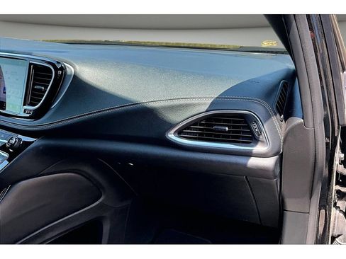 Certified 2025 Chrysler Pacifica Limited FWD image 50