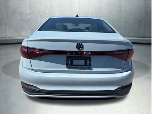 Used 2025 Volkswagen Jetta SE image 3