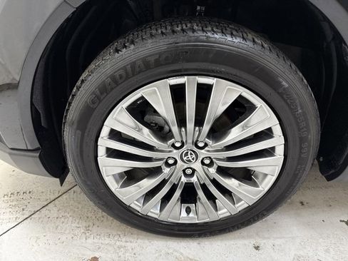 Used 2022 Toyota Venza XLE image 31