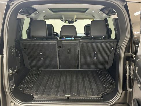Used 2020 Land Rover Defender 110 First Edition image 30