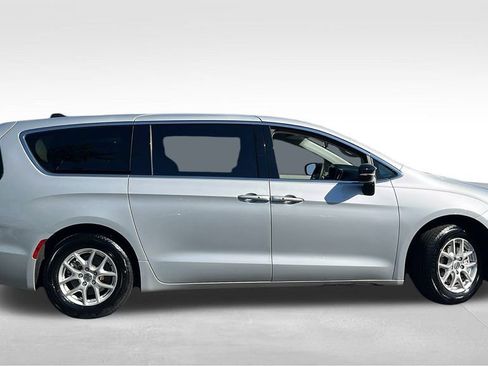 Used 2024 Chrysler Pacifica Touring-L FWD image 2