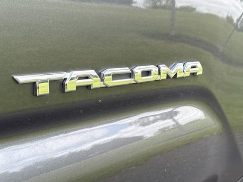 Used 2018 Toyota Tacoma TRD Sport AWD/4WD image 16