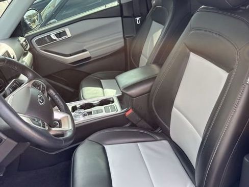 Used 2022 Ford Explorer XLT w/ Equipment Group 202A image 9