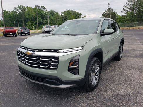 Used 2026 Chevrolet Equinox LT w/ Convenience Package II FWD image 2
