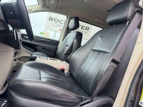 Used 2015 Chrysler Town & Country Touring image 9