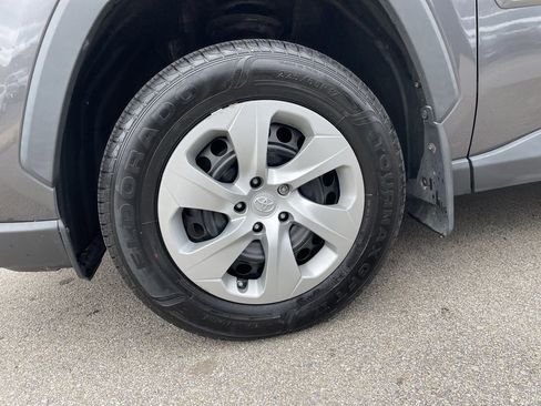 Used 2021 Toyota RAV4 LE image 9