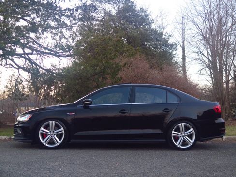 Used 2017 Volkswagen Jetta GLI image 2