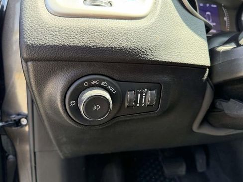 Used 2019 Jeep Compass Latitude w/ Cold Weather Group AWD/4WD image 19