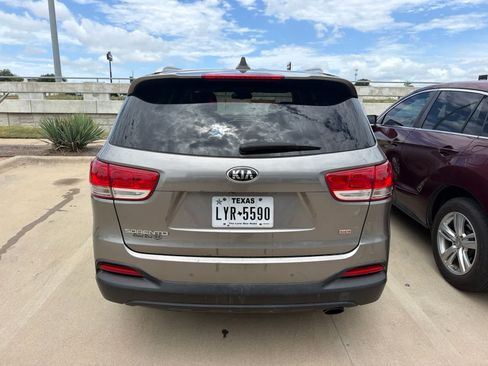 Used 2017 Kia Sorento FWD w/ LX Convenience Package image 5