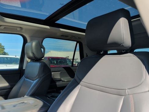 Used 2025 Ford Expedition Active image 6