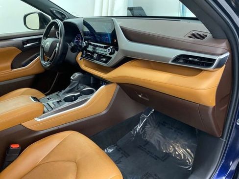 Certified 2022 Toyota Highlander Platinum image 42