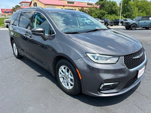 Used 2021 Chrysler Pacifica Touring-L w/ Premium & Safety Sphere Group FWD image 3