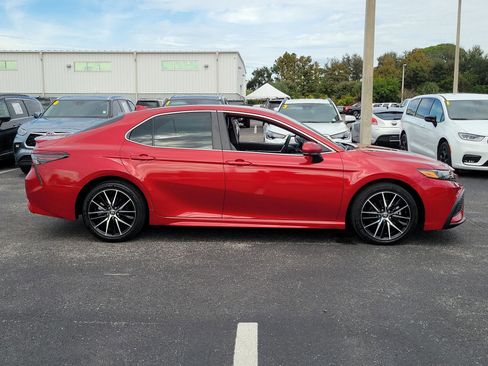 Used 2021 Toyota Camry SE image 11