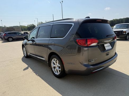 Used 2017 Chrysler Pacifica Touring-L w/ Tire & Wheel Group FWD image 3
