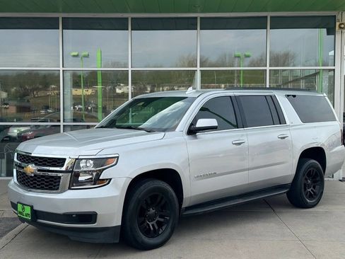 Used 2019 Chevrolet Suburban LT image 3