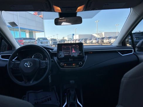 Used 2022 Toyota Corolla LE image 11
