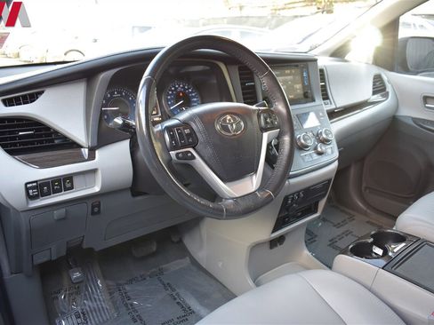 Used 2017 Toyota Sienna XLE Premium image 3