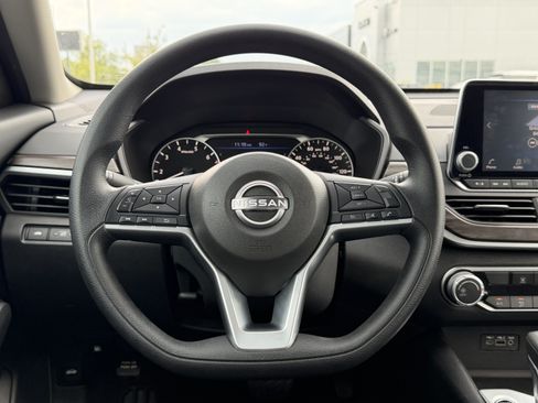 Used 2025 Nissan Altima 2.5 SV FWD image 19