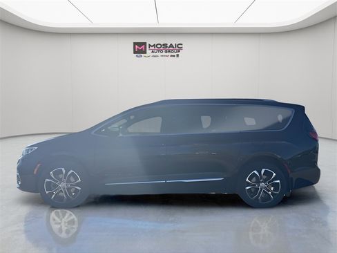 New 2026 Chrysler Pacifica Pinnacle image 4