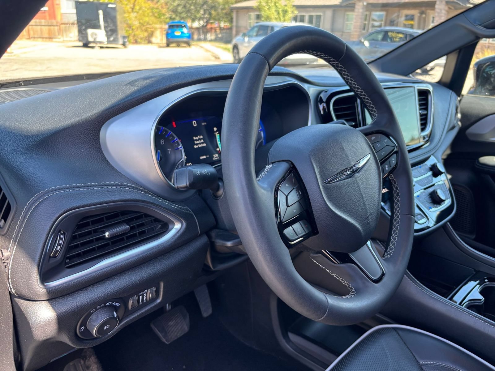 Used 2025 Chrysler Pacifica Limited FWD image 38