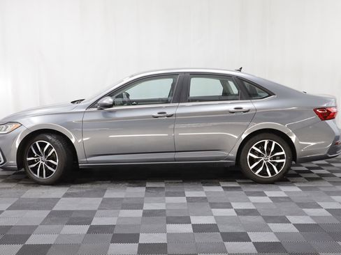 Used 2025 Volkswagen Jetta SE image 3