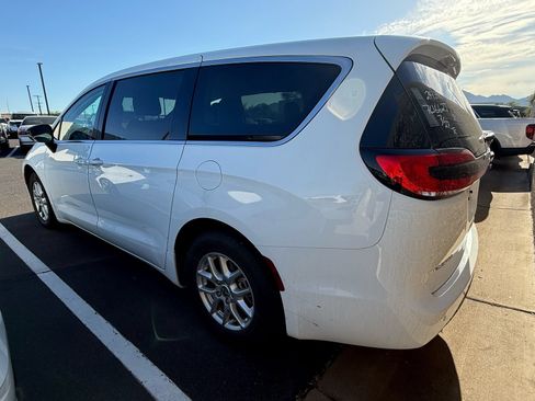 Used 2024 Chrysler Pacifica Touring-L FWD image 3