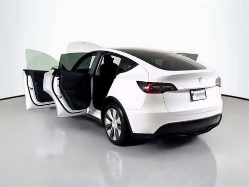 Used 2021 Tesla Model Y Standard Range image 38